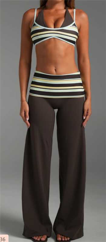 Maglia a righe e pantaloni larghi