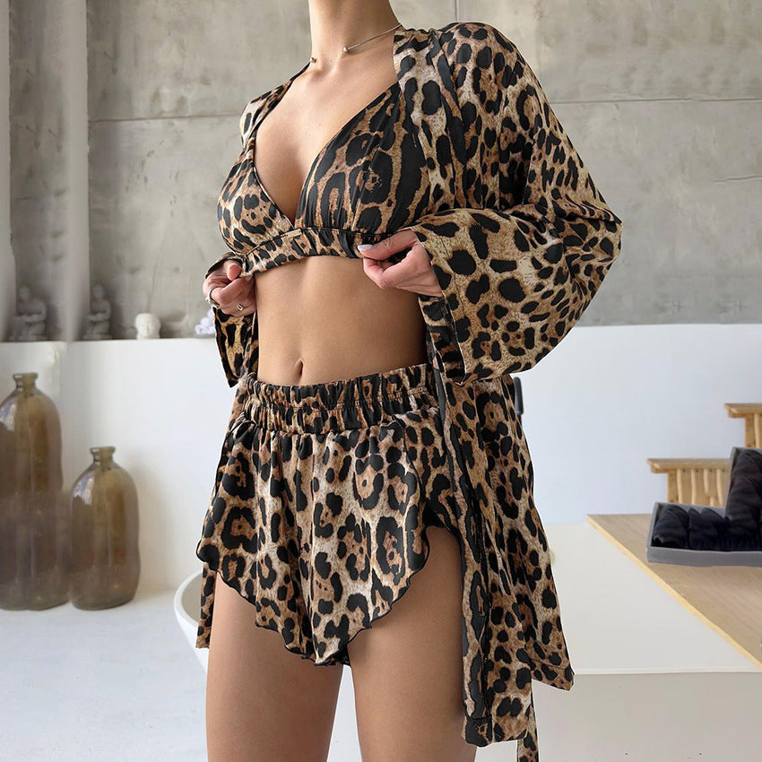 Completo pigiama da donna con stampa leopardata, composto da maglia a maniche lunghe e pantaloni corti.