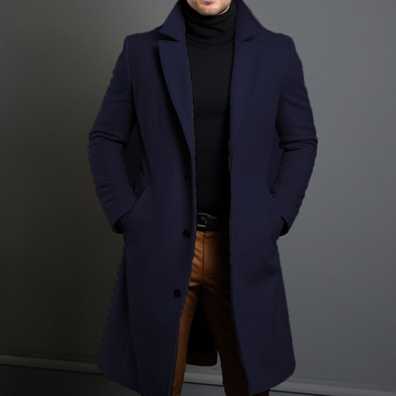 Cappotto lungo da uomo monopetto a tinta unita con revers.