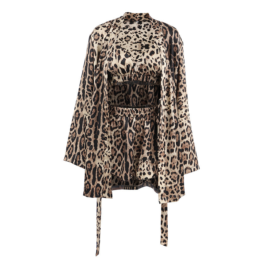 Completo pigiama da donna con stampa leopardata, composto da maglia a maniche lunghe e pantaloni corti.