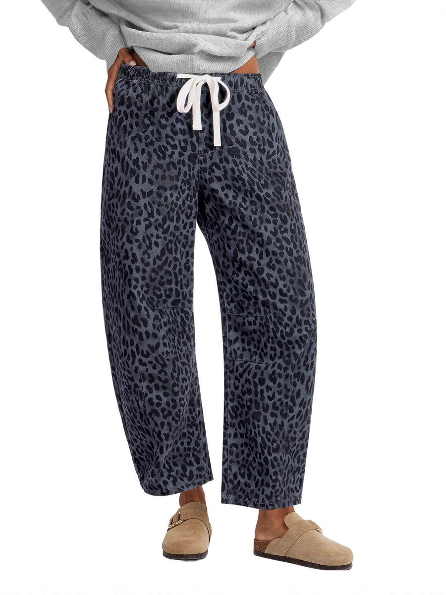 Pantaloni a gamba dritta con stampa leopardata e vita elasticizzata.