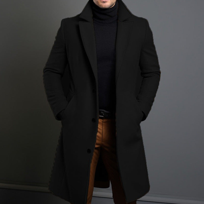 Cappotto lungo da uomo monopetto a tinta unita con revers.