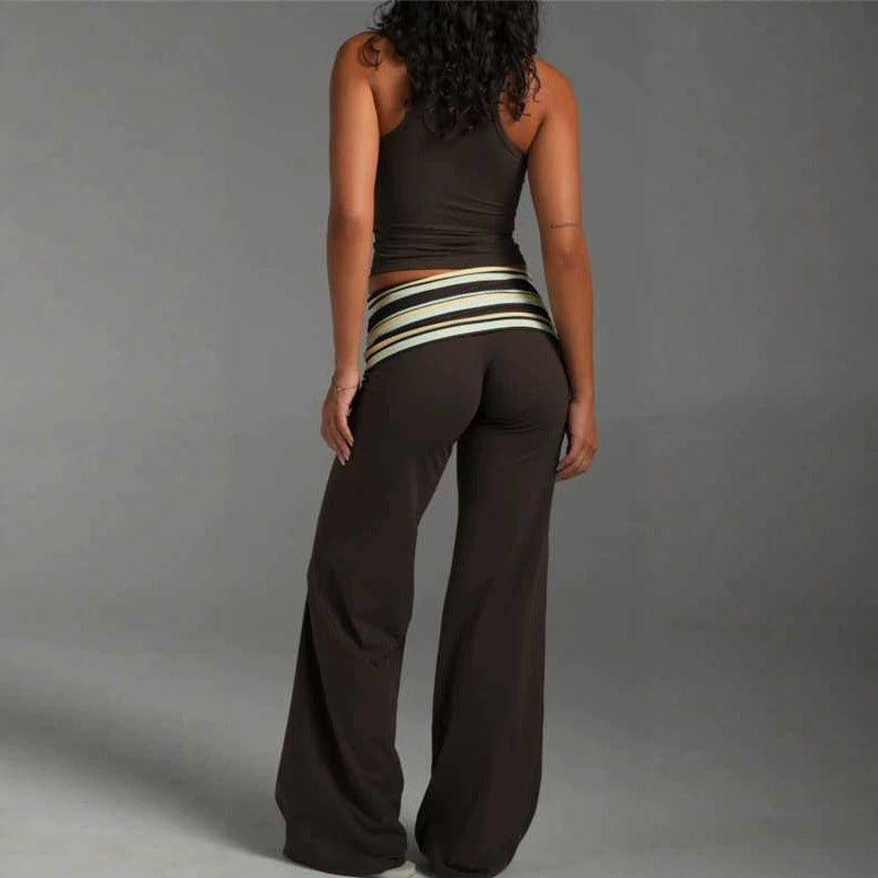 Maglia a righe e pantaloni larghi