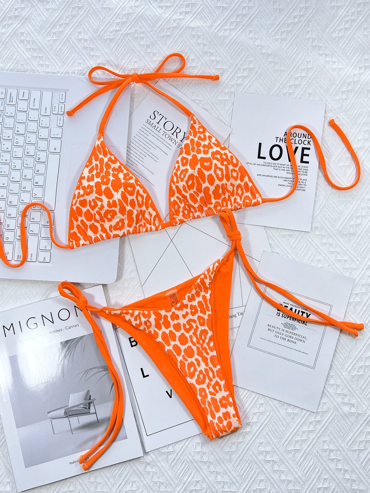 Costume da bagno bikini con stampa leopardata e laccetti