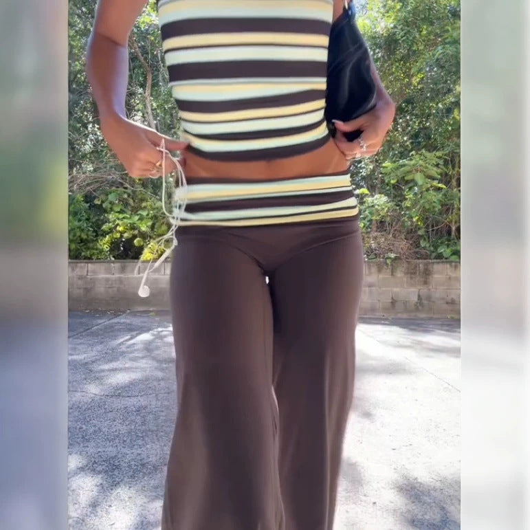 Maglia a righe e pantaloni larghi