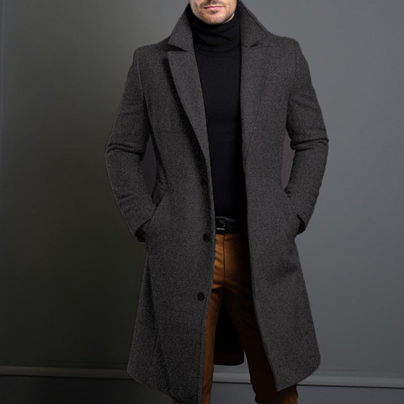 Cappotto lungo da uomo monopetto a tinta unita con revers.