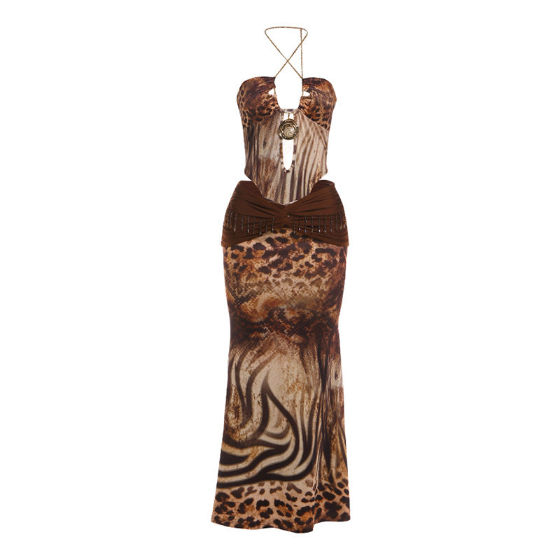Completo da donna con tuta intera senza schienale e spalline a catena decorate con perline.