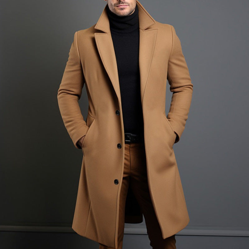 Cappotto lungo da uomo monopetto a tinta unita con revers.